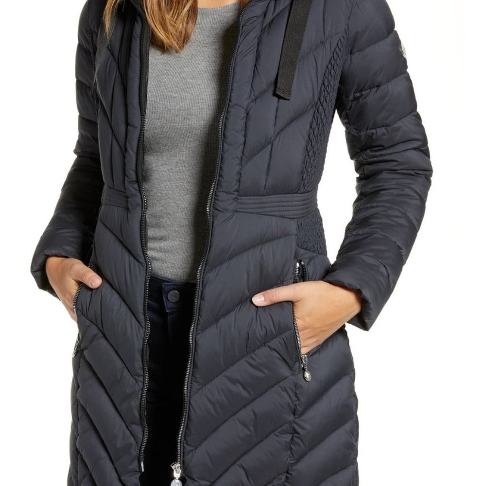 Bernardo packable hooded walker coat. Medium
